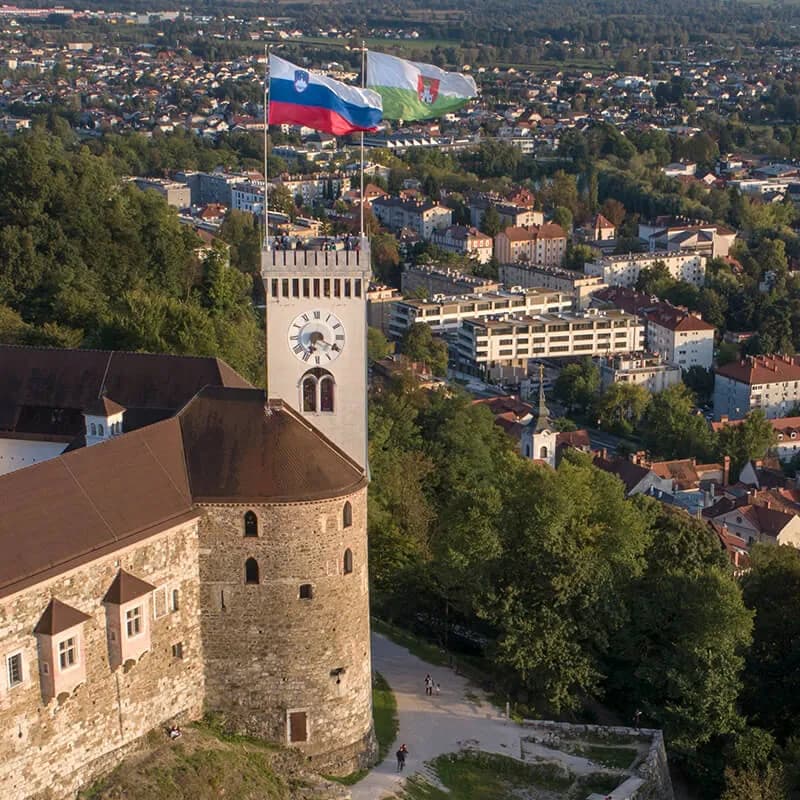 Ljubljanski grad s razglednim stolpom in slovensko zastavo